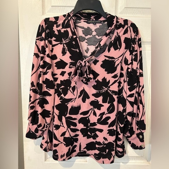 NWOT Adrienne Vittadini Knit Blouse Pink  Black Floral Design and Tie Front - Picture 1 of 7